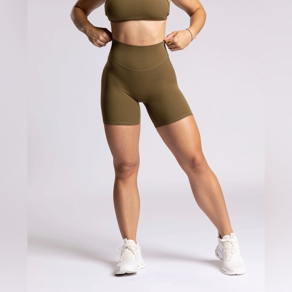 P’TULA Feathertech Classic 6” Short in Cypress Green size Medium